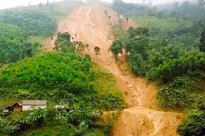 Đất đá từ trên đỉnh núi ầm ầm sạt xuống vùi lấp nhà của 4 hộ dân, gây ách tắc giao thông làm cô laajo 50 hộ dân ở thôn Trà Khương, xã Trà Lâm, huyện Trà Bồng.