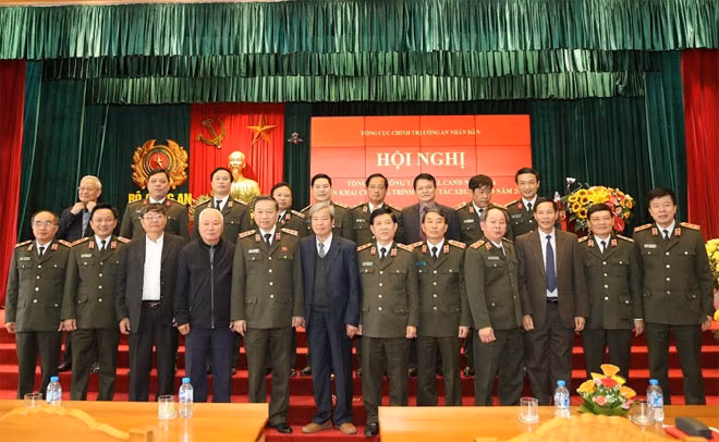 Bộ trưởng Tô Lâm chụp ảnh lưu niệm với các đại biểu tham dự Hội nghị .