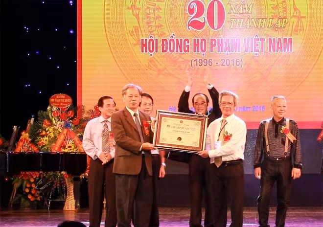 Dòng họ Phạm Việt Nam đã vinh dự được tổ chức Kỷ lục Guinness Việt Nam trao Quyết định và Giấy chứng nhận Kỷ lục ba nhất. Dòng họ Phạm Việt Nam đã vinh dự được tổ chức Kỷ lục Guinness Việt Nam trao Quyết định và Giấy chứng nhận Kỷ lục ba nhất.