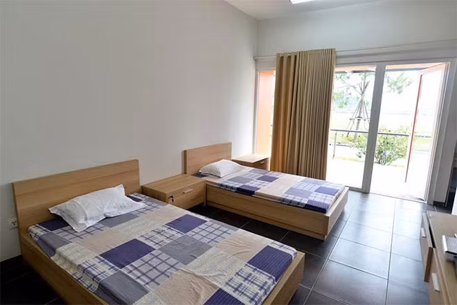 Phòng nghỉ dành cho khách đến trung tâm. Tổng số học viên hiện khoảng 130, được tuyển mộ từ khắp mọi miền đất nước và có các tuyển trạch viên ở từng vùng theo đúng mô hình đào tạo bóng đá trẻ kiểu CLB bóng đá Anh, Manchester United.