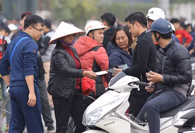 Vé chợ đen trận Việt Nam - Indonesia bị "thổi" giá. Vé chợ đen trận Việt Nam - Indonesia bị "thổi" giá.