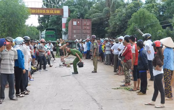 Vụ tai nạn gây tắc nghẽn giao thông cục bộ trên QL 19C. Vụ tai nạn gây tắc nghẽn giao thông cục bộ trên QL 19C.