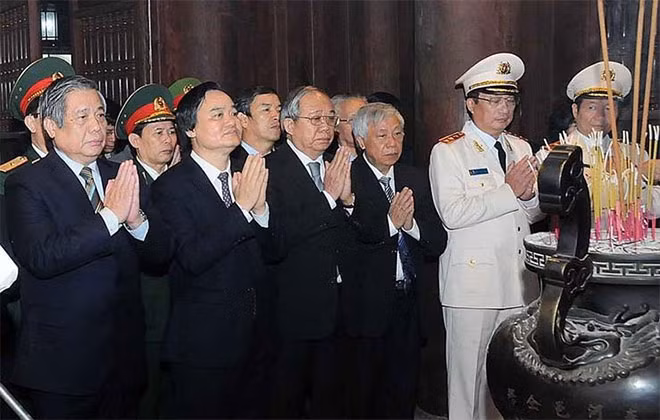 Các thành viên HĐCDGSNN và các tân GS, PGS năm 2016 dâng hương tại Văn Miếu Quốc Tử Giám. Các thành viên HĐCDGSNN và các tân GS, PGS năm 2016 dâng hương tại Văn Miếu Quốc Tử Giám.