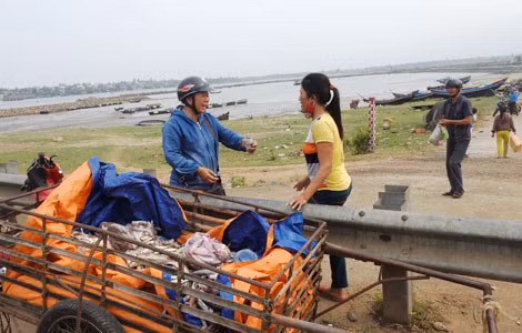 Thương lái thu mua cá tại phía Bắc cầu Cửa Tùng, sát với chợ cá Cửa Tùng, thị trấn Cửa Tùng, ngay trong thời điểm cá ở biển miền Trung chết hàng loạt. (Ảnh chỉ mang tính chất minh họa)