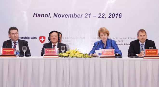 Chánh án TAND tối cao Nguyễn Hoà Bình và các đại biểu quốc tế chủ trì hội nghị.