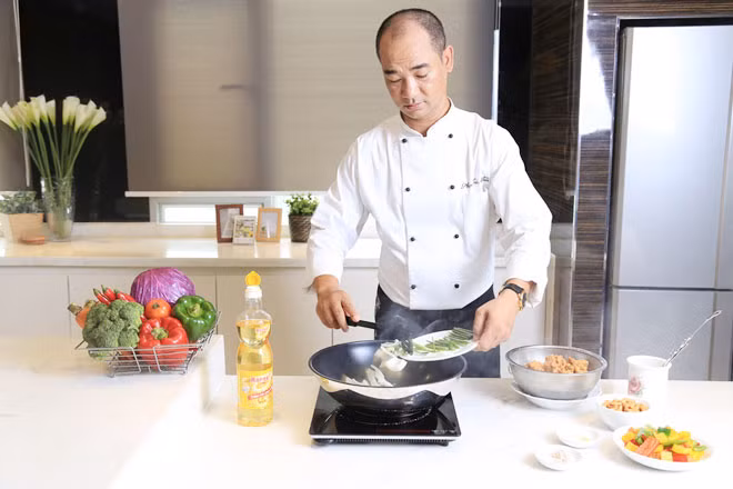 Đầu bếp Phạm Tuấn Hải sử dụng dầu ăn cao cấp Ranee chế biến món ăn.