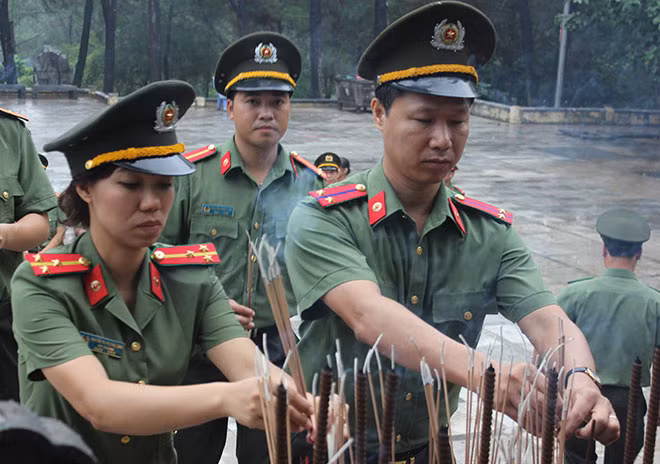 Dâng hương tri ân các Anh hùng liệt sĩ tại Nhà tưởng niệm Nghĩa trang Liệt sĩ Trường Sơn.