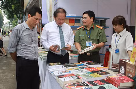 Bộ trưởng Bộ Thông tin Truyền thông Trương Minh Tuấn thăm gian sách Nhà xuất bản CAND. Bộ trưởng Bộ Thông tin Truyền thông Trương Minh Tuấn thăm gian sách Nhà xuất bản CAND.