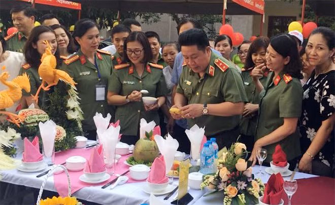 Trung tướng Bùi Văn Thành tại một mâm cơm của đội bạn.