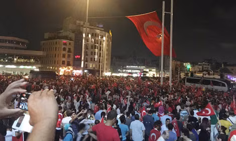 Bất chấp cuộc đảo chính bất thành, ông Erdogan sẽ không bỏ cuộc khi vẫn có hàng triệu người ủng hộ, cũng như sự hậu thuẫn từ một số đảng phái đối lập.