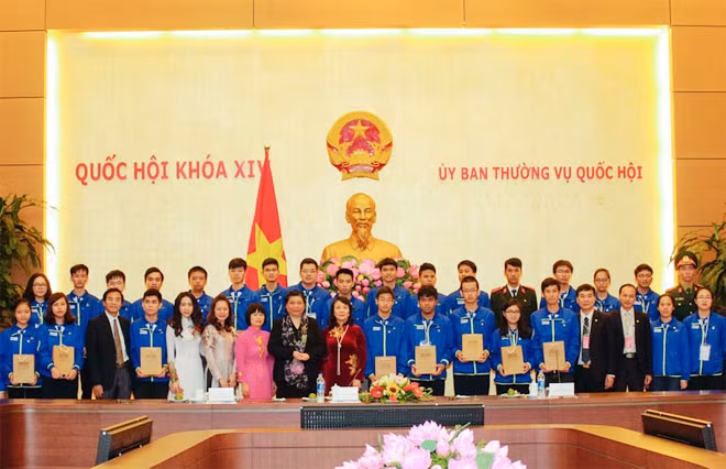 Phó Chủ tịch Quốc hội Tòng Thị Phóng có buổi gặp gỡ các em học sinh đoạt giải Olympic Quốc tế.