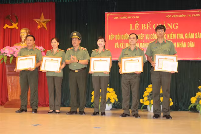 Thiếu tướng Trương Giang Long trao Bằng khen và Giấy chứng nhận cho các cá nhân xuất sắc.