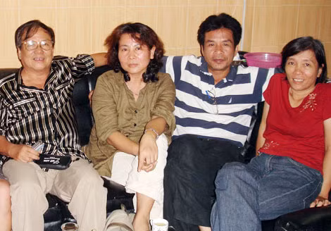 Họa sỹ Suối Hoa (thứ hai từ trái qua) và bè bạn văn nghệ. Họa sỹ Suối Hoa (thứ hai từ trái qua) và bè bạn văn nghệ.