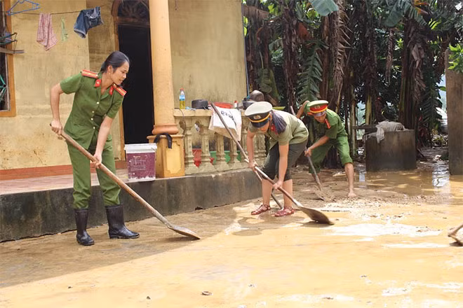 Giúp dân dọn dẹp, vệ sinh nhà ở. Giúp dân dọn dẹp, vệ sinh nhà ở.