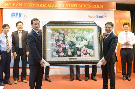 Ông Nguyễn Văn Thắng tặng quà lưu niệm Lãnh đạo Bảo hiểm Tiền gửi Việt Nam. Ông Nguyễn Văn Thắng tặng quà lưu niệm Lãnh đạo Bảo hiểm Tiền gửi Việt Nam.