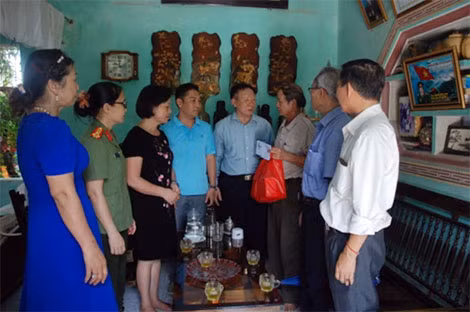 Anh Nguyên là con trai cả của ông Nguyễn Hồng Hiện, ở thôn Nam Quán, xã Đông Cát. Ông Hiện sinh được 3 người con (2 trai, một gái) thì được một người con trai lành lặn. Người con này là niềm tự hào, cũng là niềm hạnh phúc của vợ chồng ông. Nhưng số phận thật nghiệt ngã, ông trời cuối cùng cũng cướp đi niềm hy vọng duy nhất của ông. Người con trai này sau khi tốt nghiệp trường ĐH Giao thông vận tải và đã đi làm, nhưng không may anh bị TNGT và mất. Nhắc đến nỗi đau quá lớn này, ông Hiện không cầm được nước mắt. (Ảnh: Ông Hiện nhận quà của Đoàn công tác) Anh Nguyên là con trai cả của ông Nguyễn Hồng Hiện, ở thôn Nam Quán, xã Đông Cát. Ông Hiện sinh được 3 người con (2 trai, một gái) thì được một người con trai lành lặn. Người con này là niềm tự hào, cũng là niềm hạnh phúc của vợ chồng ông. Nhưng số phận thật nghiệt ngã, ông trời cuối cùng cũng cướp đi niềm hy vọng duy nhất của ông. Người con trai này sau khi tốt nghiệp trường ĐH Giao thông vận tải và đã đi làm, nhưng không may anh bị TNGT và mất. Nhắc đến nỗi đau quá lớn này, ông Hiện không cầm được nước mắt. (Ảnh: Ông Hiện nhận quà của Đoàn công tác)