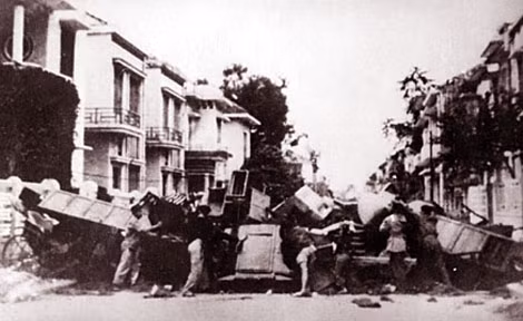 Nhân dân Hà Nội dùng đồ đạc, tài sản dựng chiến lũy trên đường, cản bước xe tăng địch.