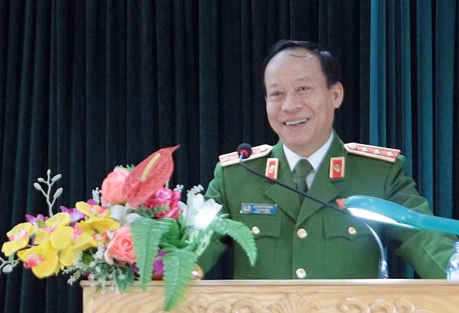 Thứ trưởng Lê Quý Vương giải đáp những vẫn đề cử tri quan tâm.