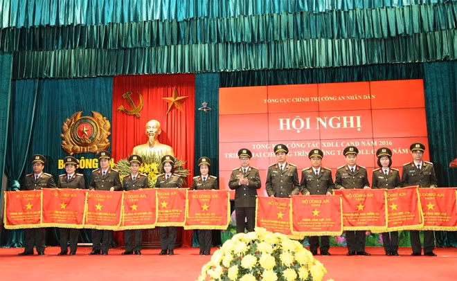 Thứ trưởng Nguyễn Văn Thành trao Cờ thi đua của Bộ Công an cho các đơn vị cơ sở