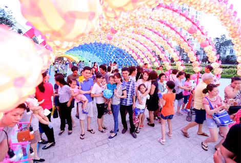 Ấn tượng không kém chính là Con đường đèn lồng Nhân Ái tại trung tâm thương mại Vincom Mega Mall Royal City (Nguyễn Trãi, Hà Nội) dài tới gần 60m với hàng ngàn chiếc đèn lồng và chong chóng rực rỡ.