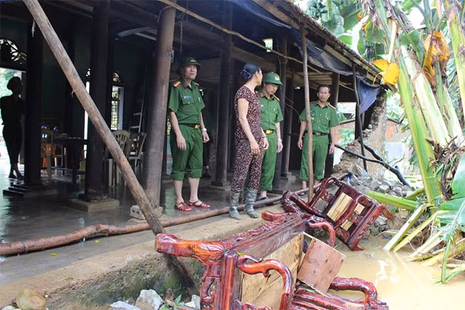CBCS Công an huyện Bố Trạch thăm hỏi, động viên người dân bị thiệt hại do lũ lụt. CBCS Công an huyện Bố Trạch thăm hỏi, động viên người dân bị thiệt hại do lũ lụt.