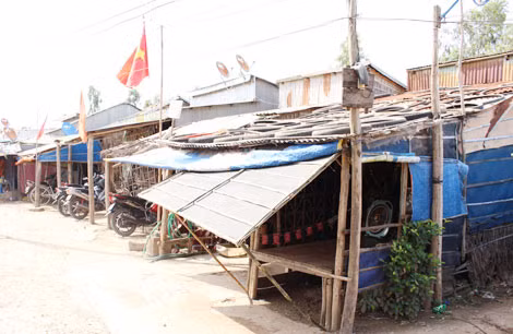 Những căn nhà ở xóm Việt kiều chông chênh, siêu vẹo.