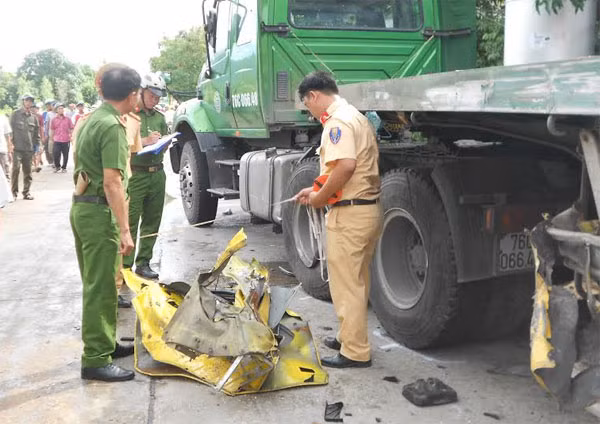Lực lượng CSGT và Công an khám nghiệm hiện trường vụ tai nạn. Lực lượng CSGT và Công an khám nghiệm hiện trường vụ tai nạn.