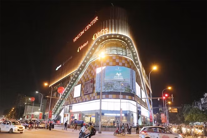 Vincom Center Phạm Ngọc Thạch có tổng diện tích mặt sàn lên tới gần 27.000m2, gồm 8 tầng nổi và 3 tầng ngầm.