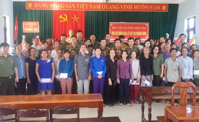 Học viện ANND trao quà cho người dân vùng lũ tại Hà Tĩnh, Quảng Bình