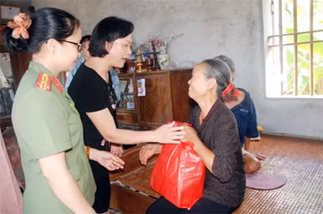 Bà Bùi Thị Mậu, ở thôn Hưng Đạo Tây, xã Đông Quang xúc động khi nhận món quà trị giá trên 2,6 triệu đồng mà đoàn công ty trao tặng Bà Bùi Thị Mậu, ở thôn Hưng Đạo Tây, xã Đông Quang xúc động khi nhận món quà trị giá trên 2,6 triệu đồng mà đoàn công ty trao tặng