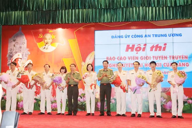 Trung tướng Trần Bá Thiều và Trung tướng Lê Văn Đệ tặng hoa chúc mừng các báo cáo viên