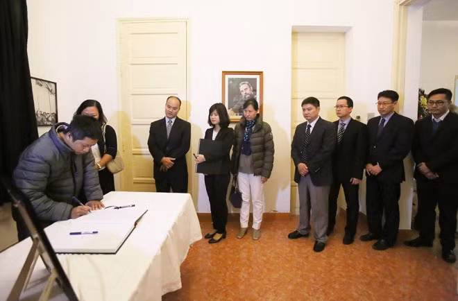 "Chúng tôi rất cảm động khi có đại diện của Hội hữu nghị Việt Nam – Cuba, những người đã học tập ở Cuba đến đây, thể hiện tình cảm của người dân Việt Nam với cựu chủ tịch Fidel trong mối quan hệ lịch sử của chúng ta", Đại sứ nói thêm.