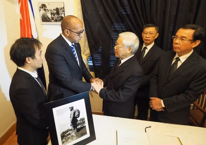 Tổng Bí thư Nguyễn Phú Trọng, thứ ba từ phải sang, chia sẻ với ông Herminio Lopez Diaz, Đại sứ Cuba tại Việt Nam về mất mát to lớn của nước bạn.