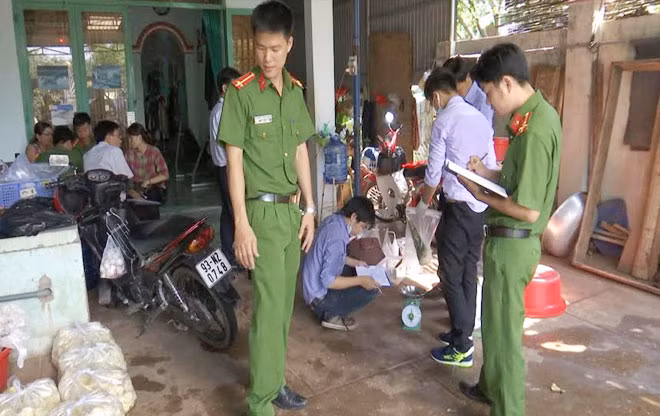 Cơ quan chức năng tiến hành thu giữ số măng ngâm hóa chất tại nhà bà Nguyễn Thị Liên. Cơ quan chức năng tiến hành thu giữ số măng ngâm hóa chất tại nhà bà Nguyễn Thị Liên.