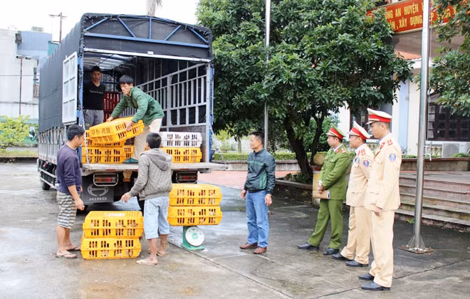 Lực lượng Công an bắt giữ vụ vận chuyển hàng lậu. Lực lượng Công an bắt giữ vụ vận chuyển hàng lậu.