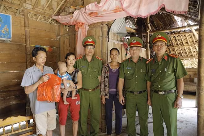 Đoàn công tác tặng quà gia đình anh Đào Văn Cường, xóm 7 xã Hoà Hải.