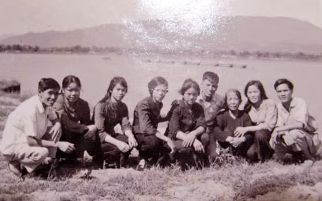 Vũ Anh (thứ ba từ trái sang) chụp cùng ba thầy giáo, các bạn và O Hồ (em gái ông Lê Duẩn - thứ ba từ phải sang) bên bờ sông Đà, Ba Vì.