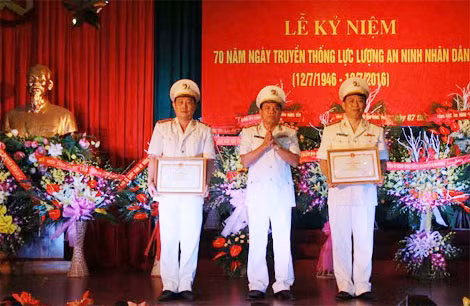 Giám đốc Công an tỉnh Hưng Yên trao Bằng khen cho các cá nhân, tập thể tiêu biểu.