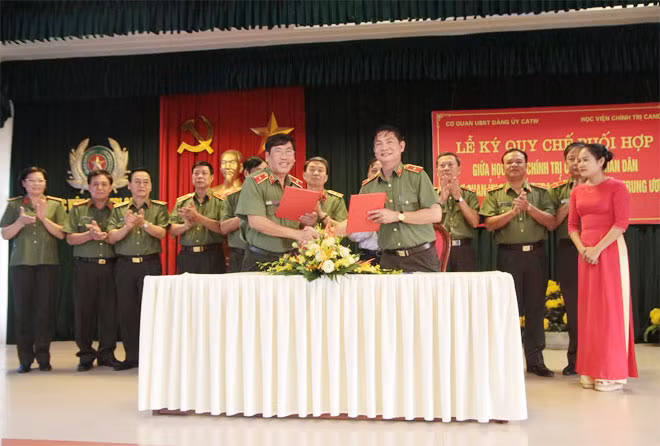Thiếu tướng Nguyễn Xuân Ngư, Phó Chủ nhiệm thường trực UBKT Đảng ủy CATƯ và Thiếu tướng Trương Giang Long, Phó Tổng cục trưởng Tổng cục Chính trị CAND, Giám đốc Học viện Chính trị CAND ký kết Quy chế phối hợp giữa hai bên.