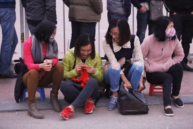 Nhóm chị em này mang theo ghế, đồ ăn nhẹ, nước uống và cả đồ nghề đan len để giết thời gian trong lúc chờ đợi.