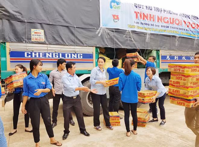 Lãnh đạo Quỹ trao hàng cứu trợ cho bà con vùng lũ Quảng Bình. Lãnh đạo Quỹ trao hàng cứu trợ cho bà con vùng lũ Quảng Bình.
