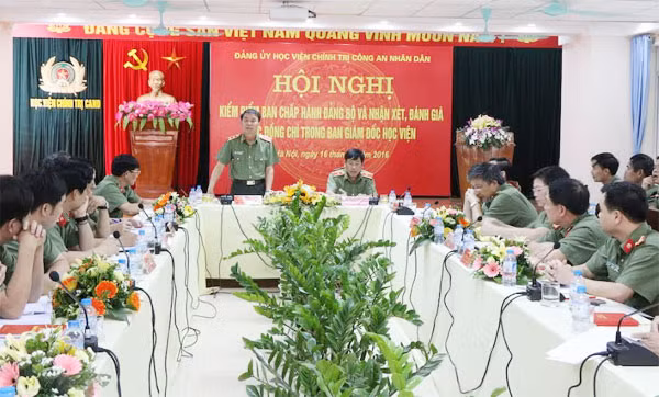 Tổng cục trưởng Tổng cục Chính trị CAND Trần Bá Thiều phát biểu chỉ đạo tại hội nghị.