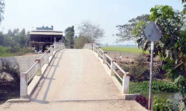 Cây cầu được doanh nghiệp hỗ trợ xây dựng nhưng bị cán bộ huyện Tân Hồng ém tiền. Cây cầu được doanh nghiệp hỗ trợ xây dựng nhưng bị cán bộ huyện Tân Hồng ém tiền.