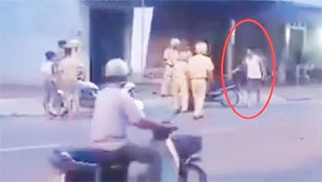 Vũ Thành Chung dùng gậy đánh CSGT ( cắt từ clip).