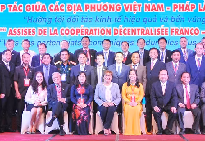 Các đại biểu chụp ảnh lưu niệm tại Hội nghị hợp tác giữa các địa phương Việt Nam - Pháp lần thứ 10.