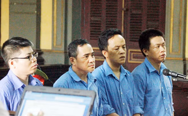 Các bị cáo đang nghe tuyên án.