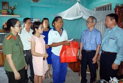 Sẻ chia vất vả với gia đình ông, đoàn công tác đã trao suất quà trị giá trên 2,6 triệu đồng giúp ông vơi bớt khó khăn. Sẻ chia vất vả với gia đình ông, đoàn công tác đã trao suất quà trị giá trên 2,6 triệu đồng giúp ông vơi bớt khó khăn.