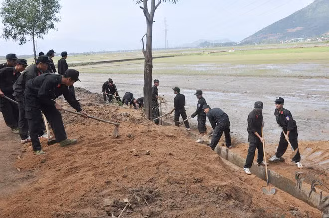 CBCS CSCĐ Tiểu đoàn 2 tất bật nạo vét kênh mương, tu sửa ruộng đồng cho người dân Vĩnh Ngọc. CBCS CSCĐ Tiểu đoàn 2 tất bật nạo vét kênh mương, tu sửa ruộng đồng cho người dân Vĩnh Ngọc.