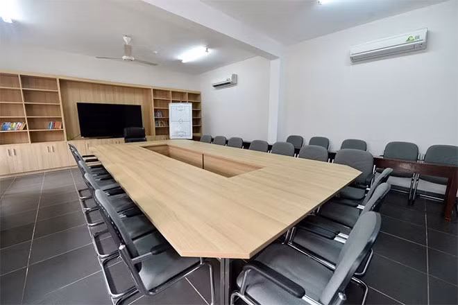 Phòng học chiến thuật với màn hình lớn trình chiếu các pha bóng.