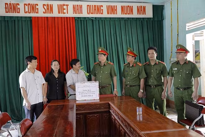 Tặng quà trường tiểu học.
